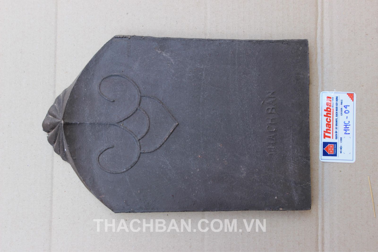 Ngói mũi hài cổ Thạch Bàn màu đen